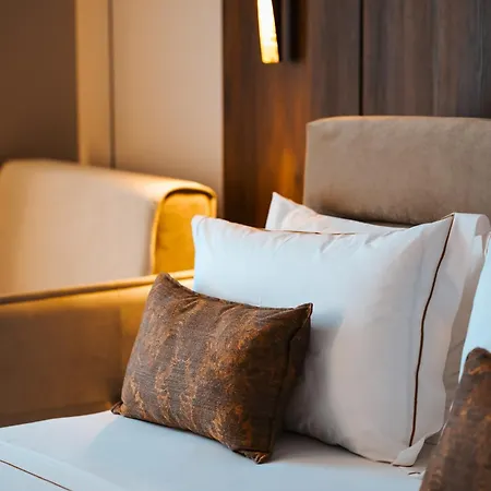 Grand Vm Conference & *