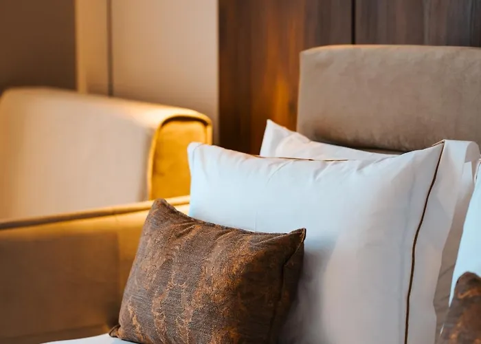 Grand Vm Conference & *